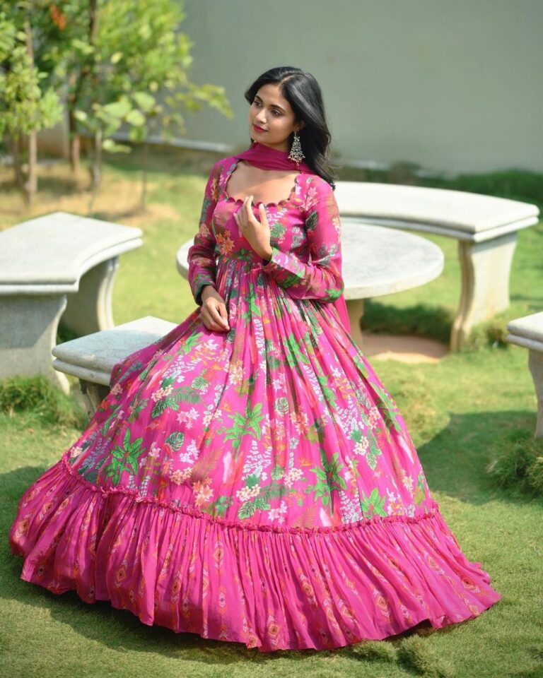 Which kurti is best for tall and small girl?